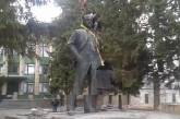 Во Врадиевке «Правый сектор» повалил памятник Ленину. ВИДЕО