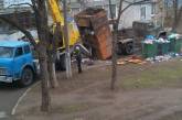 В Николаеве у мусоровоза прямо во дворе оторвался контейнер