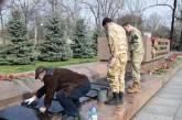 Участники АТО отмыли мемориал ольшанцам и героям ВОВ, оскверненный вандалами