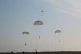 Военнослужащие Николаевской ОАЭМБР десантировались с АН-26 с высоты 500 метров. ФОТО