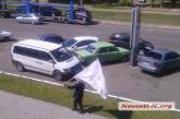 В Николаеве одинокий пикетчик прошел по улицам с флагом с надписью: «Хочу есть!»