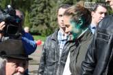В Славянске во время марша мира активисты облили зеленкой нардепа от ОБ Королевскую. ВИДЕО