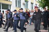 В Николаеве мужчину с красным флагом уводили с площади полицейские