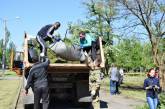 В Николаеве убирать парк «Победа» к визиту Порошенко вышли губернатор с замами и народный депутат