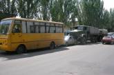 В Николаеве армейский грузовик устроил ДТП с тремя авто, включая школьный автобус: два человека  в больнице
