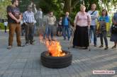 Под крики «Слава Украине» активисты зажгли шины под облгосадминистрацией. ДОБАВЛЕНО ФОТО И ВИДЕО