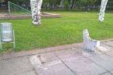 В Николаеве выпускники во время гуляний вырвали скамейки и снесли цветник на набережной