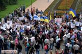 У Николаевской мэрии проходит масштабный митинг предпринимателей — протестующие подогнали мусорный бак. ОБНОВЛЕНО
