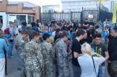 Активисты заблокировали консульство РФ в Одессе и принесли виселицы