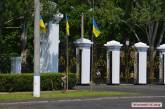 К приезду Порошенко в Николаеве выдраивают парк «Победа»: повесили даже флаги у входа