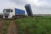 Село в Херсонской области завалили навозом из Николаева: жители задыхаются