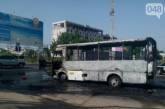 В Одессе посреди дороги дотла сгорел автобус