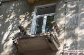 «Не обвалился, а реставрируется»: в Николаеве жильцы домов на Соборной ремонтируют балконы 