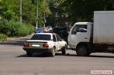 В центре Николаева из-за неработающего светофора столкнулись легковушка и грузовик
