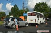 В Николаеве на кольце возле автовокзала столкнулись маршрутка и Chery