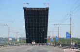 В Николаеве вновь развели мосты — горожане «провожают» военную технику