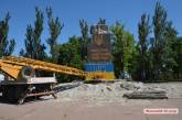 В Николаеве почти неделю демонтируют постамент под памятником Ленину