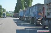 Около тысячи зерновозов заполонили улицы Николаева