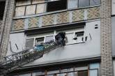 В Николаеве двое малышей просили о помощи с балкона 7 этажа: мать оставила их одних