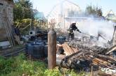 В Николаеве загорелась хозпостройка с газовыми баллонами: существовала угроза взрыва