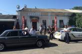 В Николаеве во время демонтажа незаконной «пивнухи» работники заведения взялись за кирпичи 