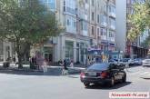 В Николаеве «Мерседес» с модными номерами устроил парковку посреди главной пешеходной улицы
