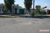 В Николаеве вместо ремонта огромных колдобин на дороге просто ставят знак — «выбоина»