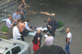 Во дворе возле Администрации Президента задержали мужчину с крупной суммой денег
