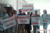В Николаеве работники русского театра пришли с плакатами в ОГА — требуют честного конкурса