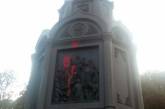 В Киеве вандалы облили краской памятник Владимиру Великому
