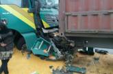 Под Николаевом столкнулись два зерновоза: водителя из кабины извлекали спасатели