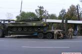 В Первомайске армейский тягач с танком на прицепе снес фонарный столб и въехал на остановку