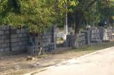 Уничтоженный вандалами забор школы №42 начали восстанавливать