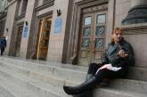 В Николаеве член Партии регионов объявила голодовку под горисполкомом (ОБНОВЛЕНО, ДОБАВЛЕНО ФОТО)