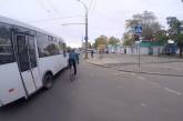 В Николаеве велосипедист врезался в столб из-за того, что его «подрезал» «маршрутчик». ВИДЕО