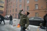 Украинское консульство в Санкт-Петербурге забросали костями. ФОТО