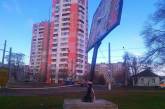 В центре Николаева над бульваром «повис» биллборд: чтобы не рухнул, его «закрепили» ленточкой