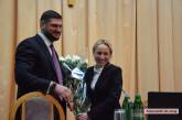 «Приятности на сессии»: губернатор Савченко вручил Москаленко букет и каждой женщине по розе