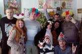 В Николаеве волонтеры и горожане в канун Нового года поздравили жителей пансионата для одиноких стариков