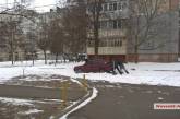 В центре Николаева дороги почищены, а во дворах застревают автомобили