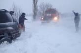 В трех областях Украины после снегопада затруднено движение транспорта
