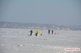 На Южном Буге встал лед: жители Намыва охотно гуляют по замерзшей реке