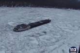 На Дунае посреди реки вмерз в лед корабль