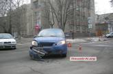 В центре Николаева возле здания СБУ столкнулись Шевроле, Хюндай и Шкода