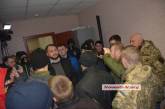 В Николаеве произошла потасовка между активистами «Азова» и лидером «Украинского выбора»