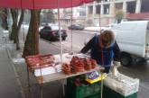 В Заводском районе изъяли колбасу, которую продавали со столика на тротуаре
