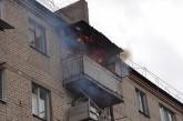 В Николаеве пожарный спас старушку, которая выпала с пылающего балкона