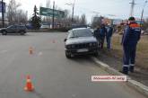 В Николаеве «БМВ» после столкновения с «аварийкой» водоканала вылетел на клумбу
