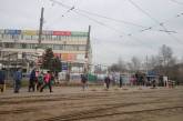 На рынке "Колос" в Николаеве начали строительство будок прямо на газоне 