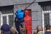 В Одессе активисты облили краской мемориальную доску Жукову